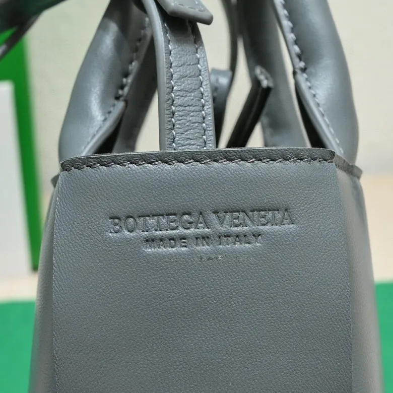 Batch 1420 BV Candy Arco super mini tote bag. The size of a mobile phone 😋 can only hold cuteness 🥰 I have always been fond of tote bags because it has no complicated design, is simple and neat, and can be easily matched with daily clothes. Key points, key points! It is equipped with a detachable shoulder strap, so you can match your different looks. It is full of texture. Size: 20*7*13 Style number: 9895#